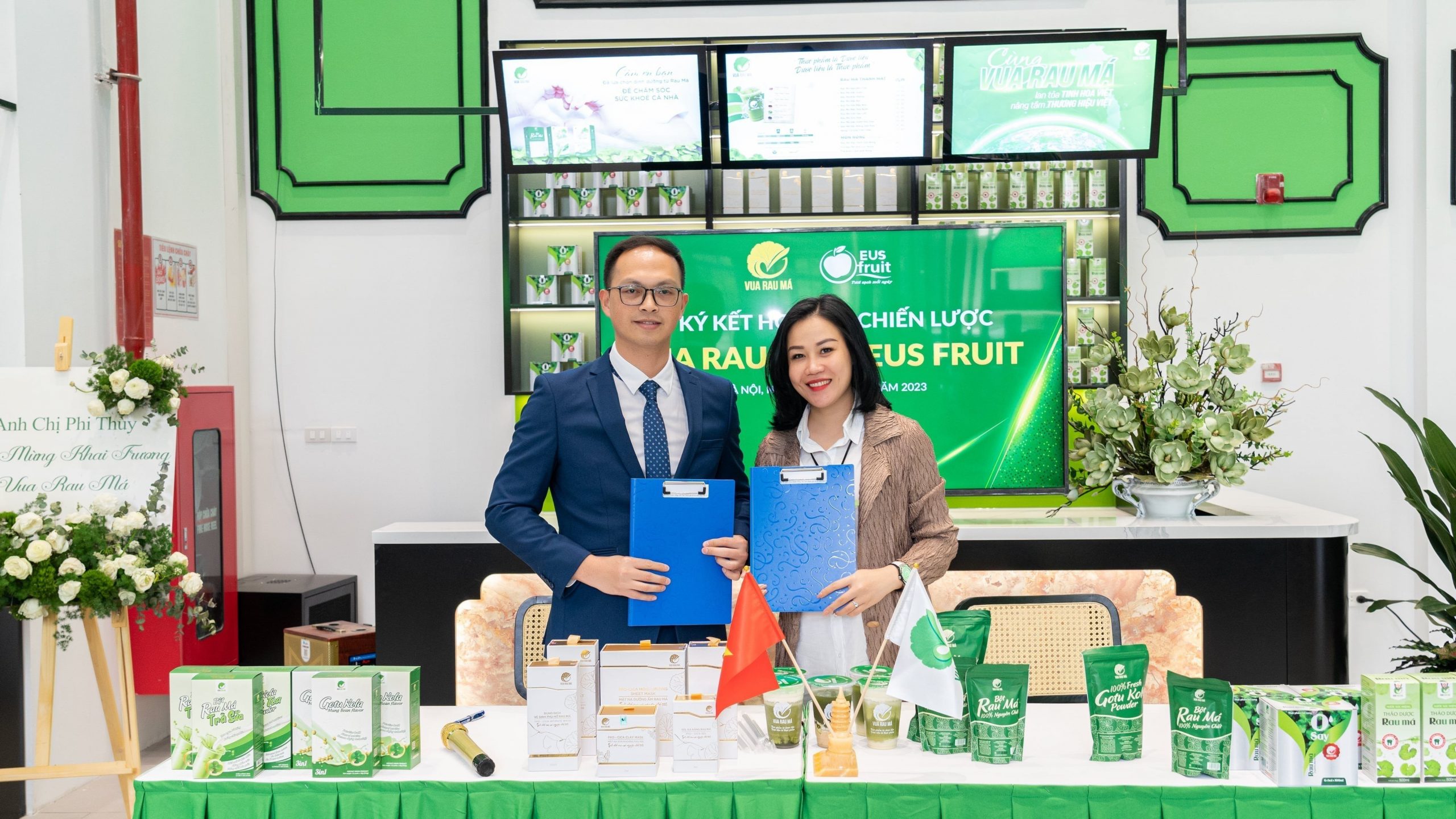 Ông Đỗ Xuân Tùng -CTHĐQT Công ty EUSTEAM – Sáng lập chuỗi trái cây nhập khẩu EUS Fruit và bà Mai Hà Trang CTHĐQT Công ty Cổ phần Vua Rau Má kí kết hợp tác chiến lược.